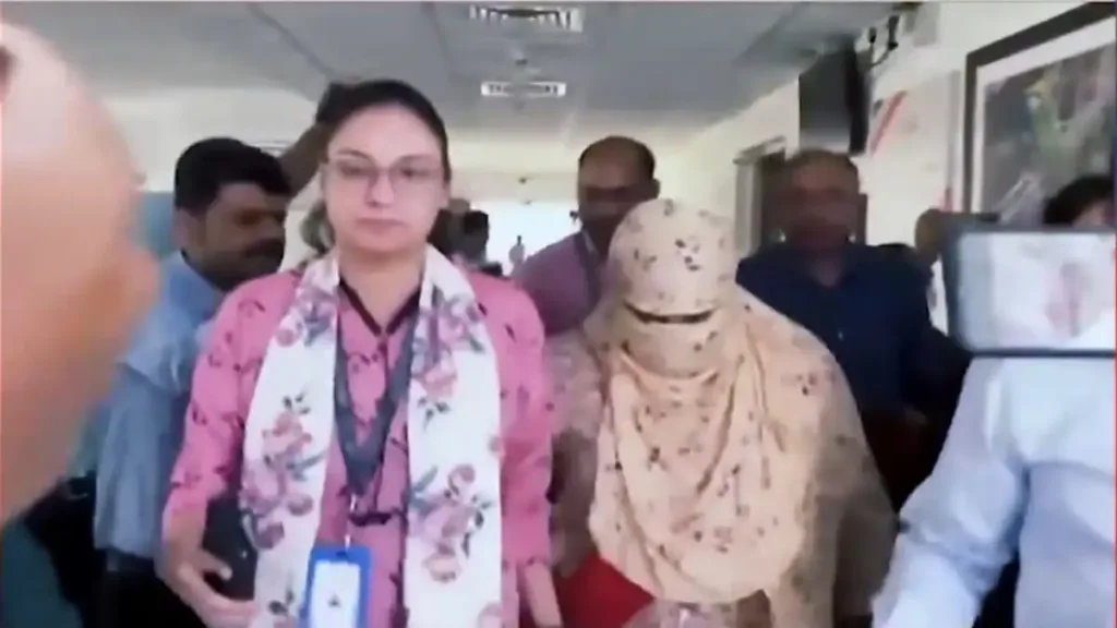 NEET पेपर लीक चार्जशीट के आरोपी को चेहरा ढककर CBI अधिकारियों के साथ ले जाया गया