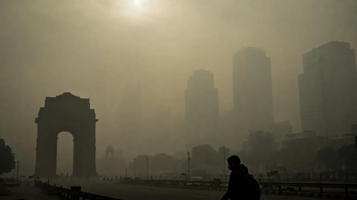 दिल्ली AQI प्रदूषण — GRAP-1 लागू, धुंध में डूबी राजधानी (प्रतीकात्मक)